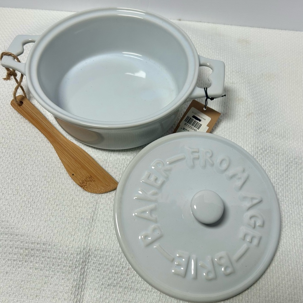 White Brie Cheese Baker with Lid and Bamboo Spreader - Picture 5 of 7